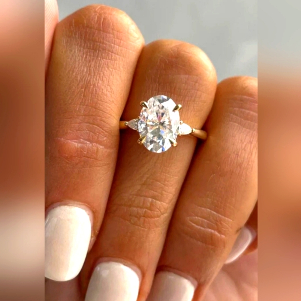(Sz 7)🍒Engagement Ring🍒 Oval Centre Stone 925 SS